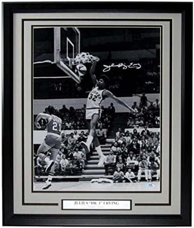Julius J Erving HOF Dedikált 16x20 B/W Fotó Squires ABA Keretes PSA/DNS - Dedikált NBA-Fotók
